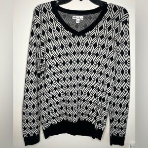 🩷 Kim Rogers Black and White V-Neck Lightweight Sweater